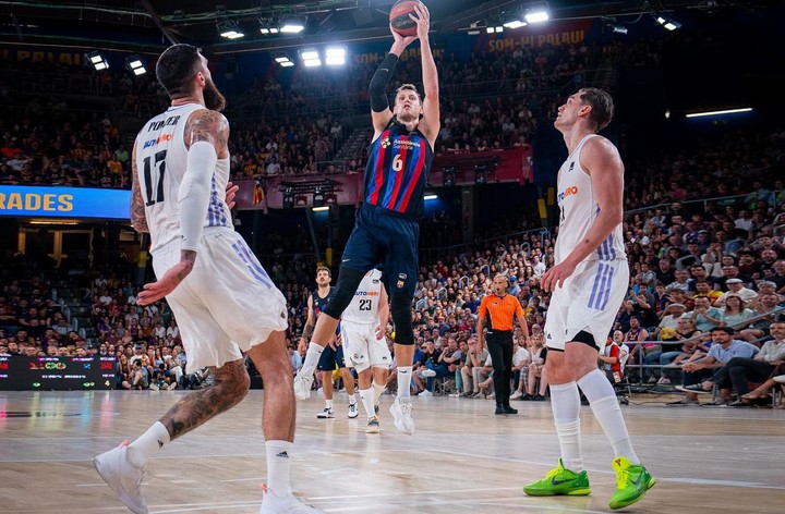 Efes sezónu zachránil, prestížne derby pre Barcelonu